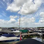 Hotel en barco Woonboot De Karekiet *